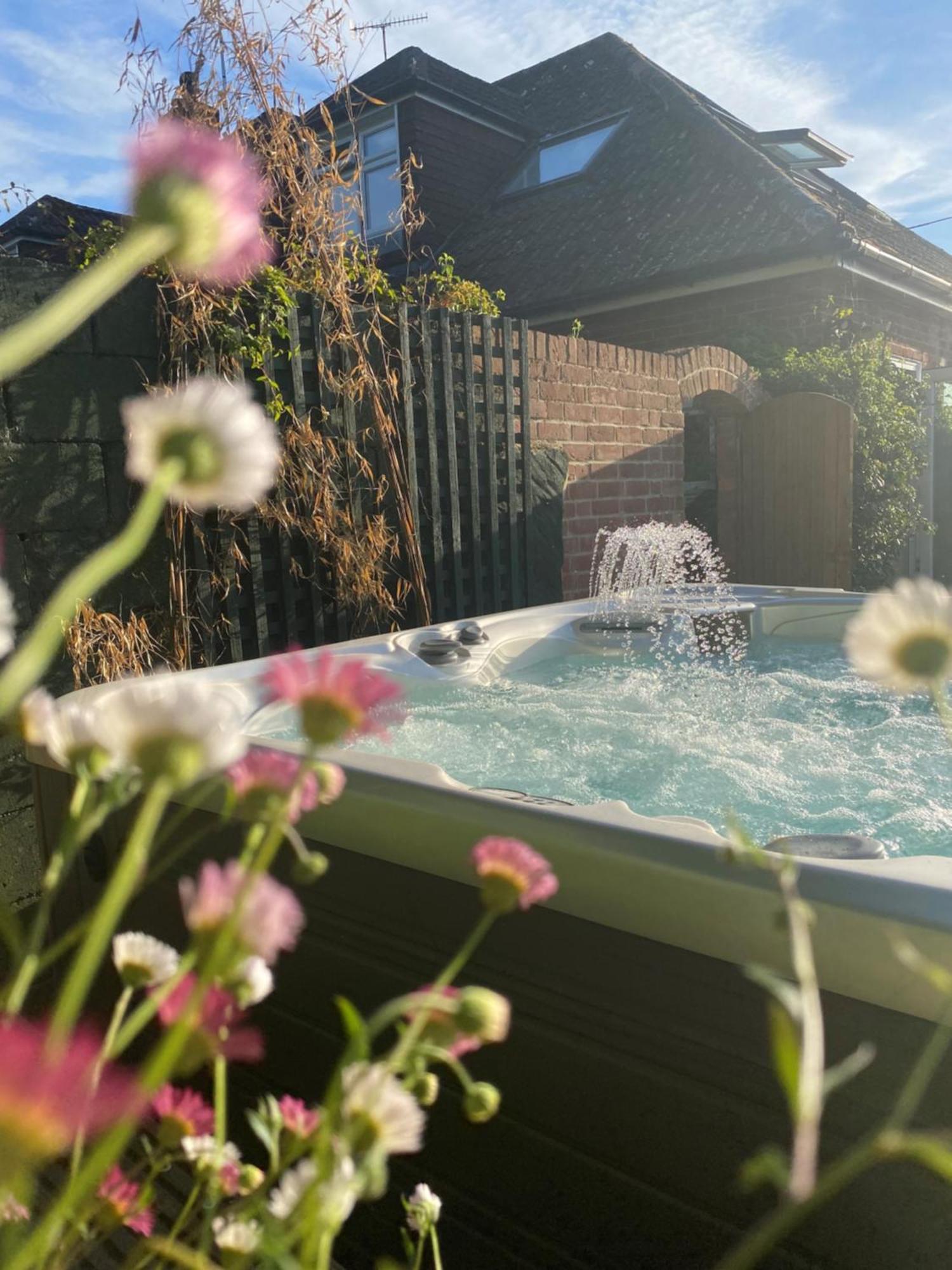 Деревянный коттедж New Forest 2 Bedroom Guest & Hot Tub *