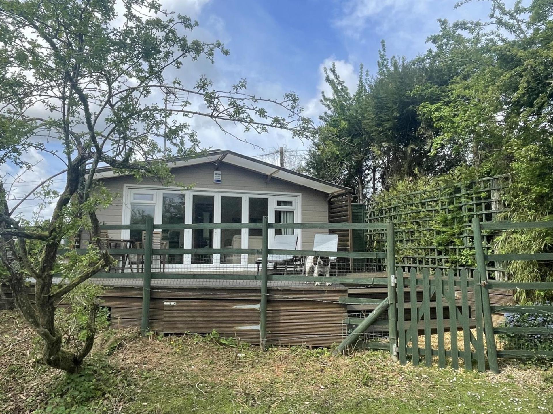 Деревянный коттедж New Forest 2 Bedroom Guest & Hot Tub Ibsley